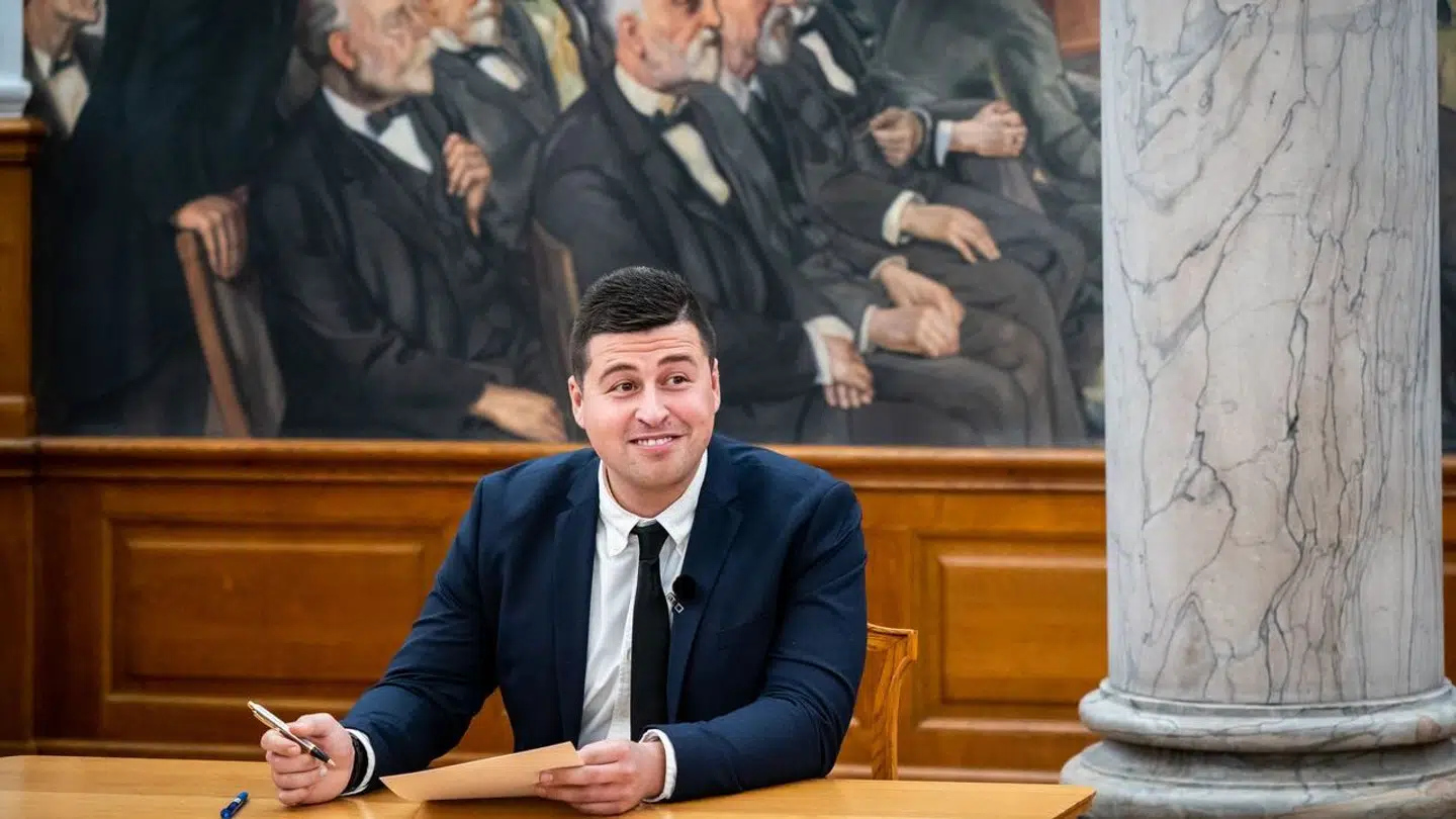 Mike Villa Fonseca, nyvalgt folketingsmedlem for Moderaterne, skriver under på en erklæring om at ville overholde Grundloven i Fællessalen på Christiansborg, onsdag den 16. november 2022.