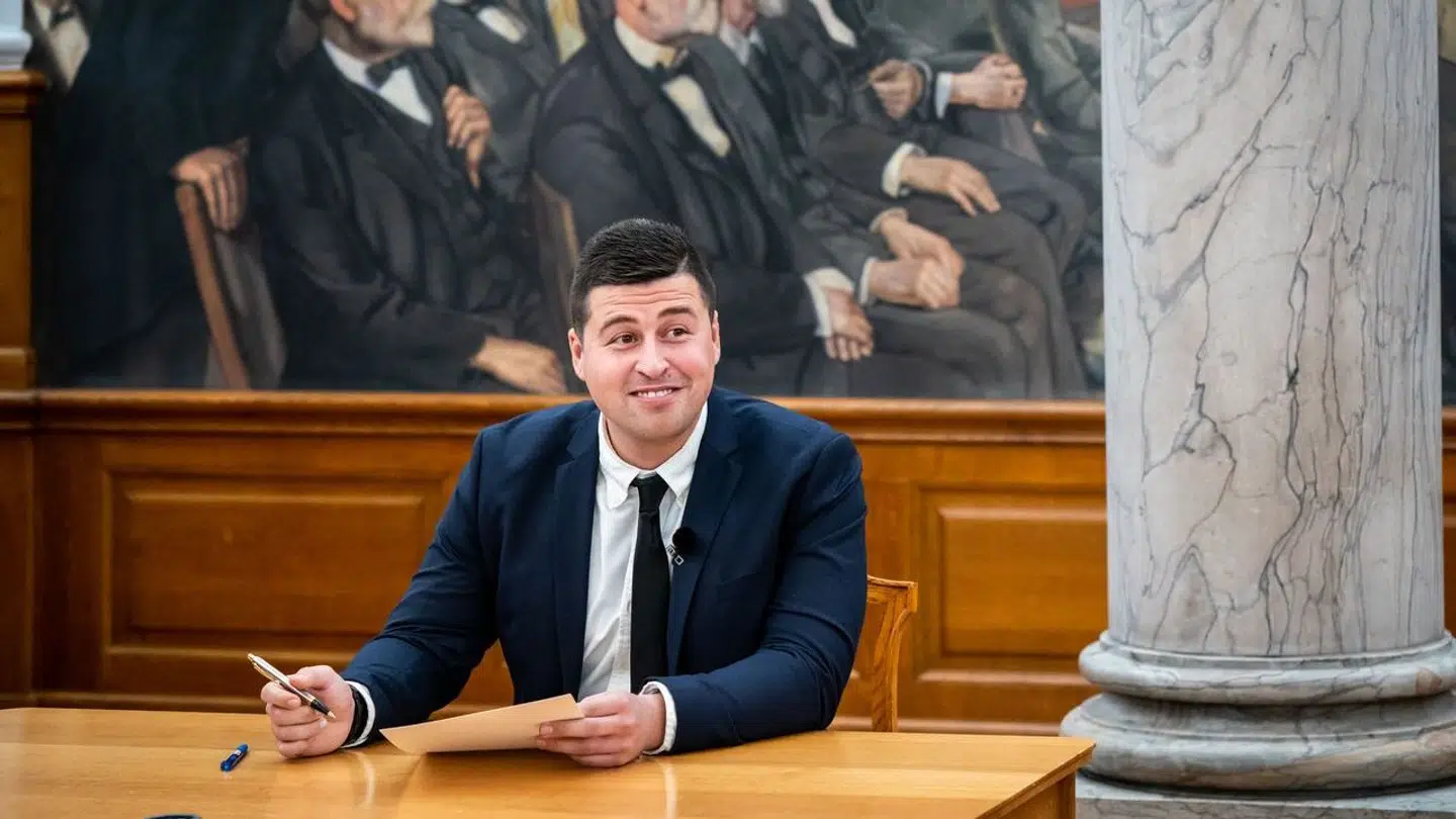 Mike Villa Fonseca skriver her som nyvalgt folketingsmedlem for Moderaterne skriver under på en erklæring om at ville overholde Grundloven.