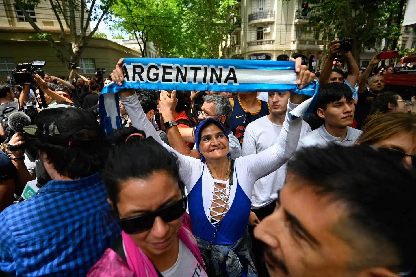 Tilhængere af den højreradikale præsidentkandidat Javier Milei fester søndag i Buenos Aires gader for en sejr til deres kandidat. Målinger tyder på, at det bliver et tæt løb.