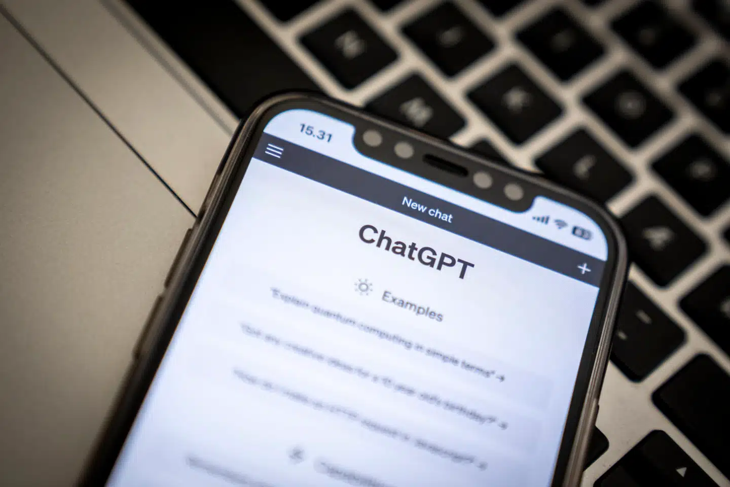 Chatrobotter som ChatGPT og Googles Bard vil i fremtiden overtage en betydelig del af danskernes arbejde, mener konsulentgigant.