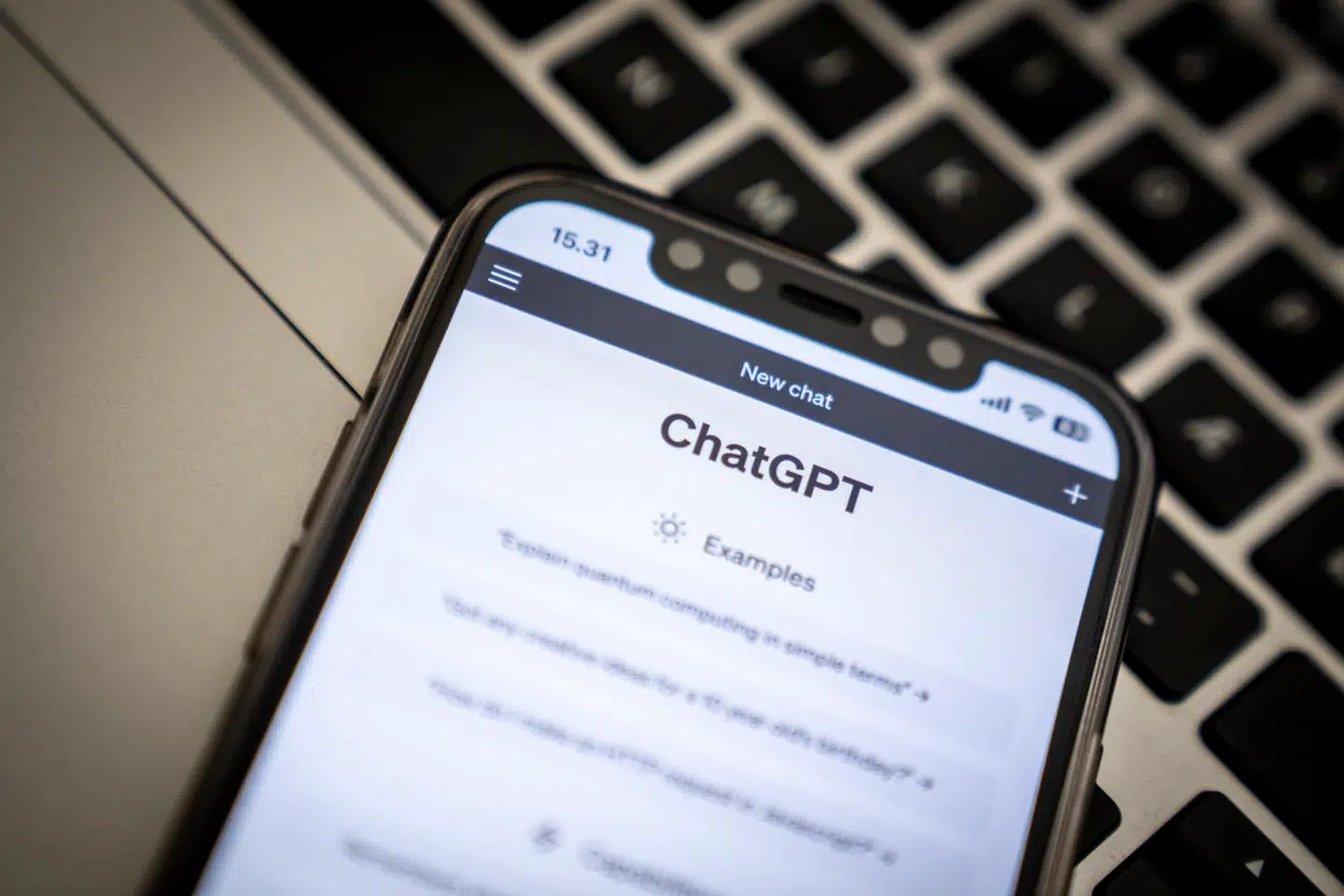 Chatrobotter som ChatGPT og Googles Bard vil i fremtiden overtage en betydelig del af danskernes arbejde, mener konsulentgigant.