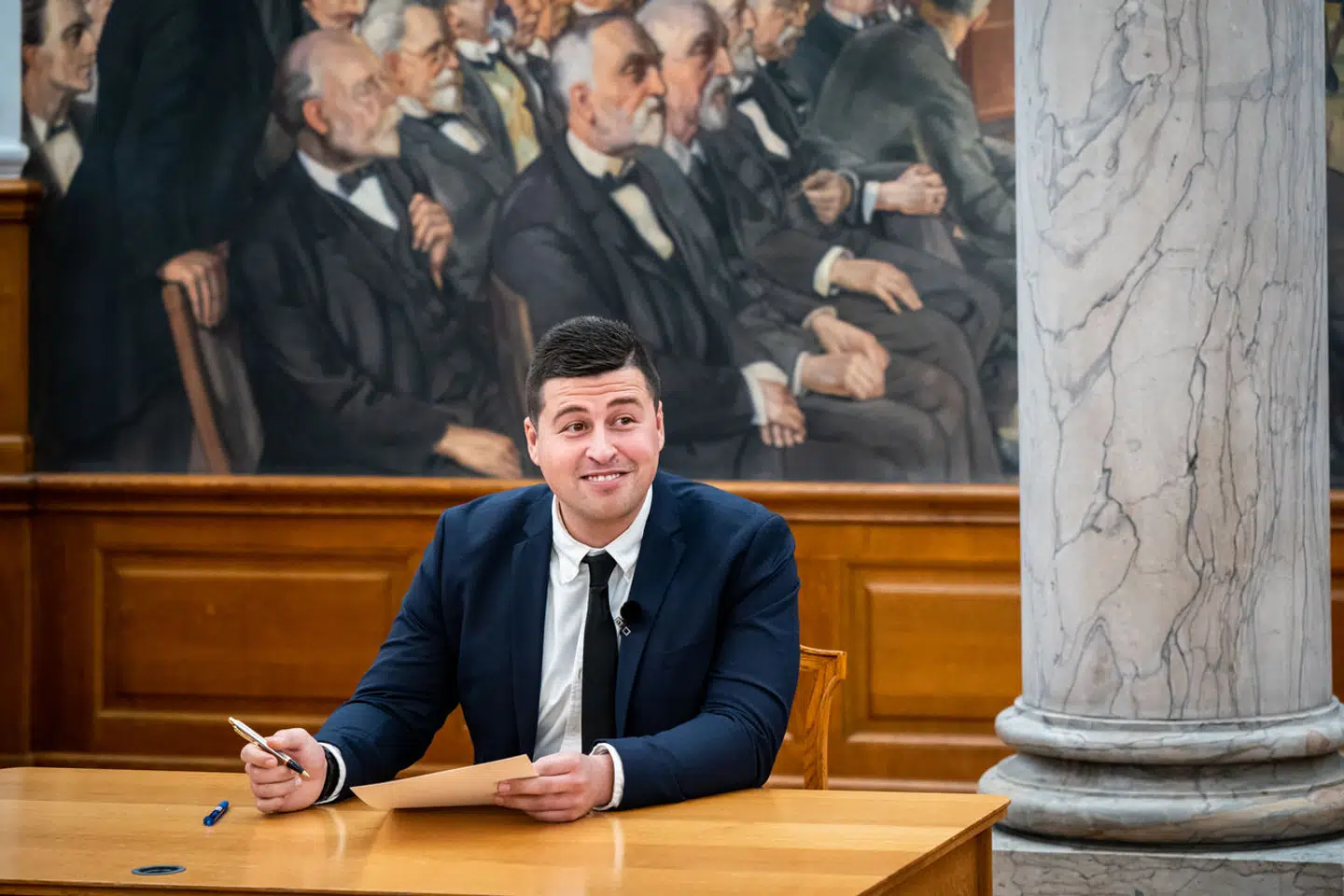 Mike Villa Fonseca meddelte fredag aften, at han er ude af Moderaterne, efter det er blevet kendt, at han er kærester med en 15-årig pige.