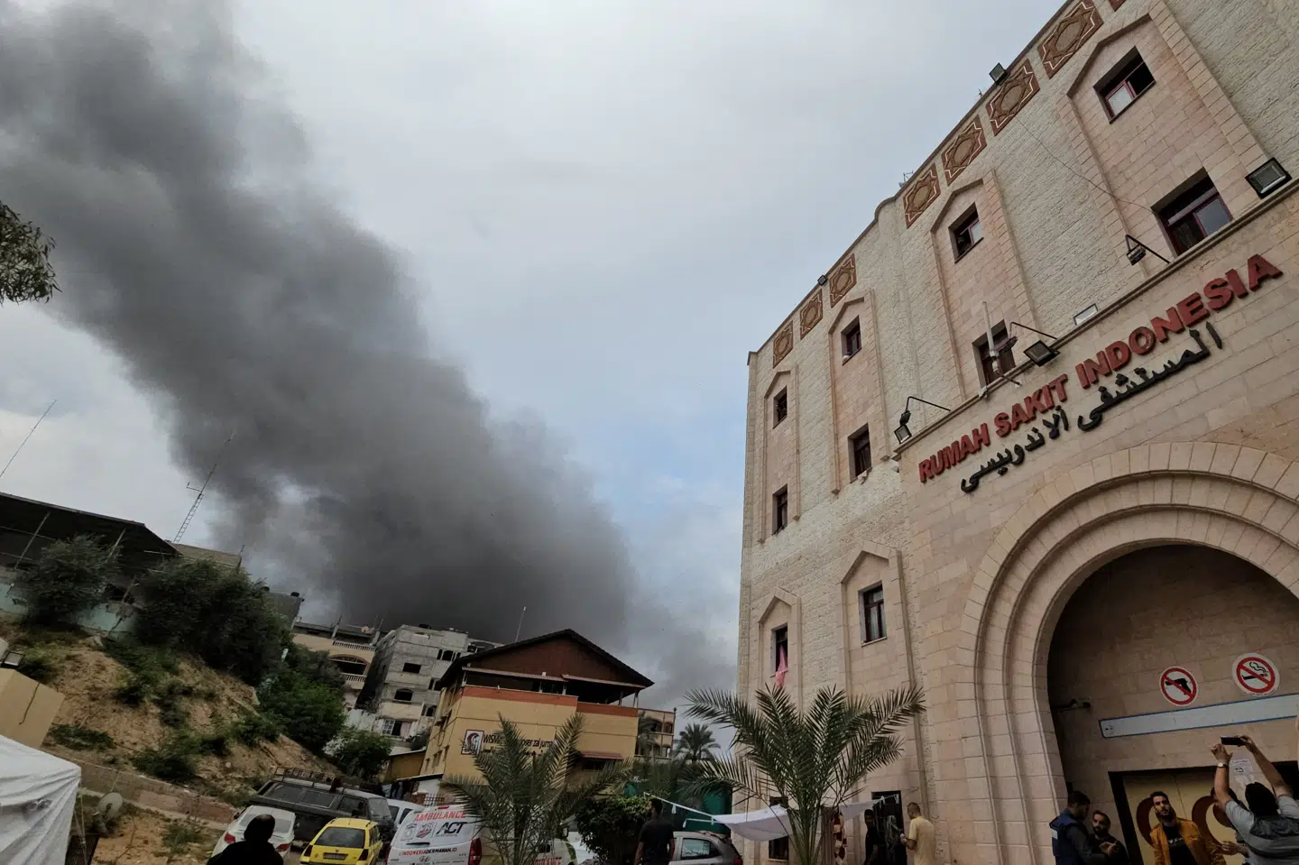 Røg stiger op i nærheden af Det Indonesiske Hospital tidligere under Israels offensiv i Gaza. (Arkivfoto).