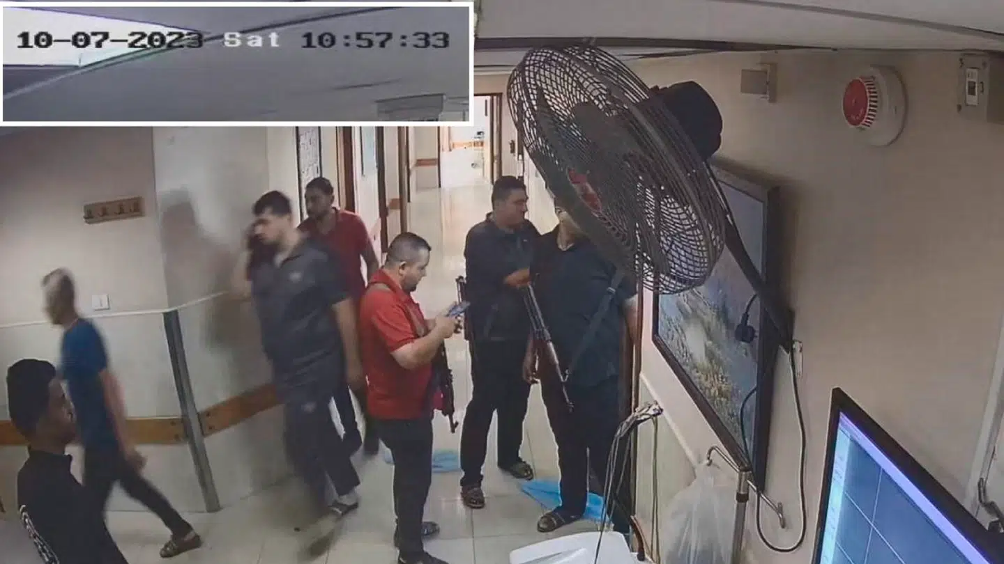 Ifølge IDF skal billedet vise en gruppe bevæbnede Hamas-terrorister på al-Shifa-hospitalet i Gaza by.