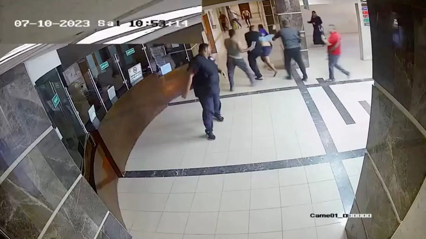 Screengrab fra en video, der ifølge IDF viser et gidsel, der føres ind på al-Shifa-hospitalet efter terrorangrebet på Israel 7. oktober.