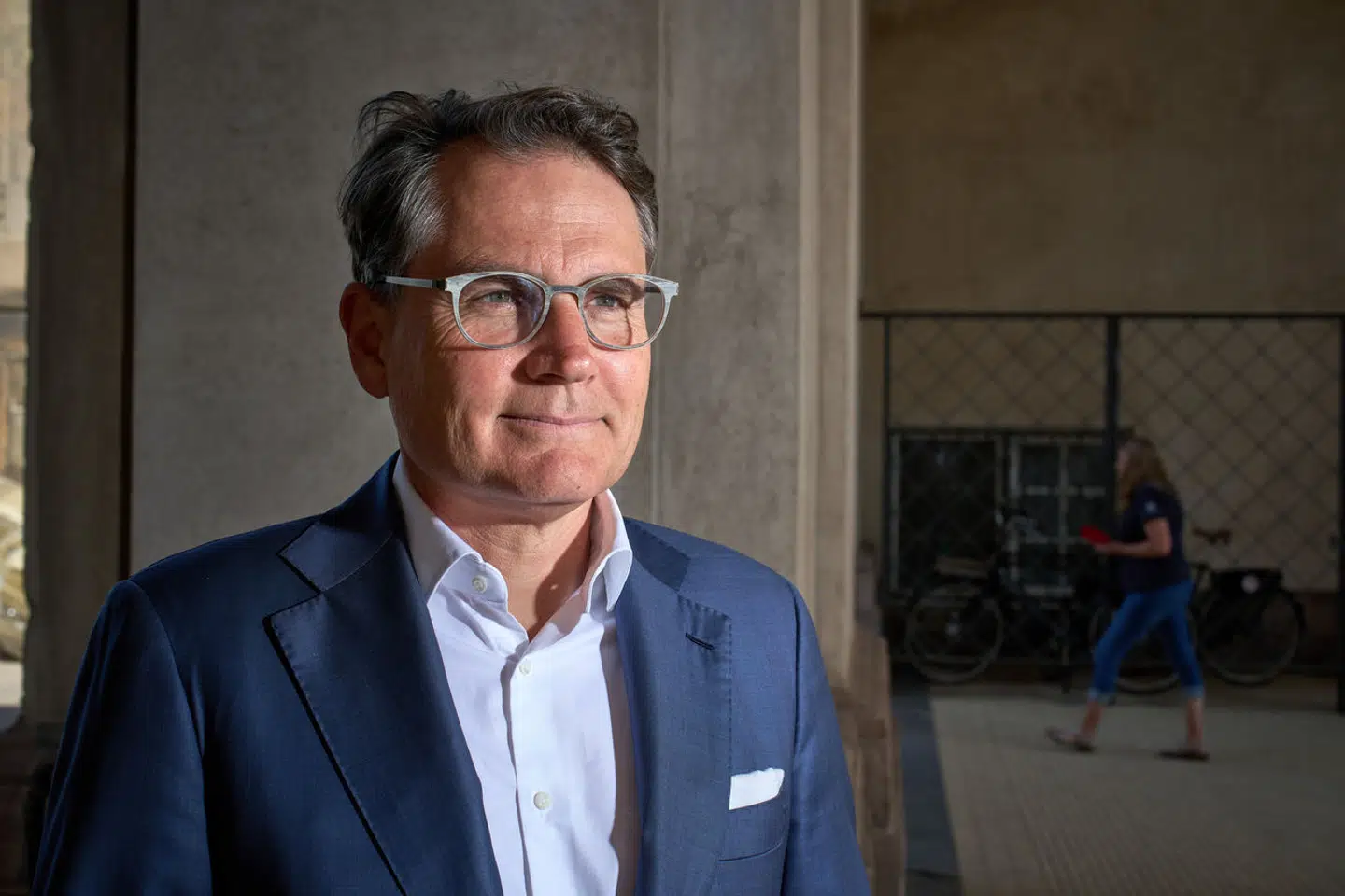 Administrerende direktør i Dansk Erhverv Brian Mikkelsen mener, at der er et gabende stort hul i regeringens 2030-plan. Han fremhæver, at private plejehjem hver dag kæmper for at forbedre deres produktivitet og kan slet ikke se, hvorfor man ikke kan gøre det samme i det offentlige.