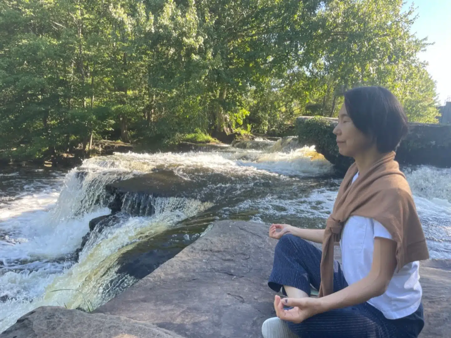 Michiko Tomioka bor i dag i USA, men ser ikke sig selv som japansk-amerikaner. Hun holder fast i japanske traditioner, og det gælder i høj grad, hvad mad angår. Her er hun i færd med at meditere ved et vandfald.