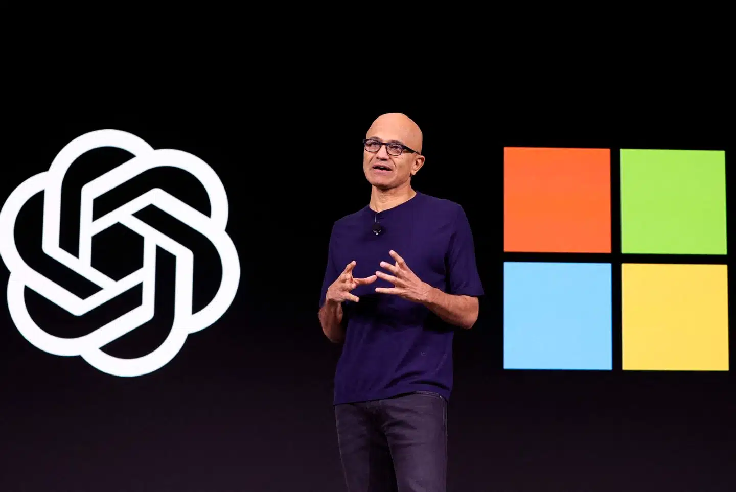 Microsoft-topchef Satya Nadella sidder med alle trumferne i den bizarre balladesag, som netop nu afgør fremtiden for selskabet bag verdens mest succesrige teknologi, den kunstige intelligens i chatrobotten ChatGPT.