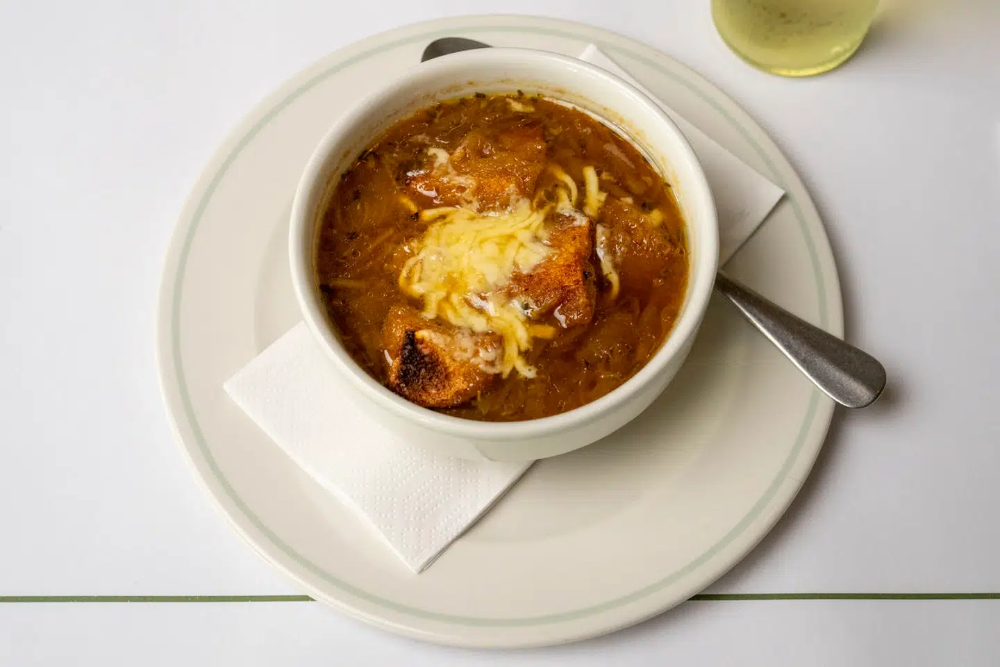 Klassisk løgsuppe, som de serverer den på Restaurant Bouillon på Frederiksberg.