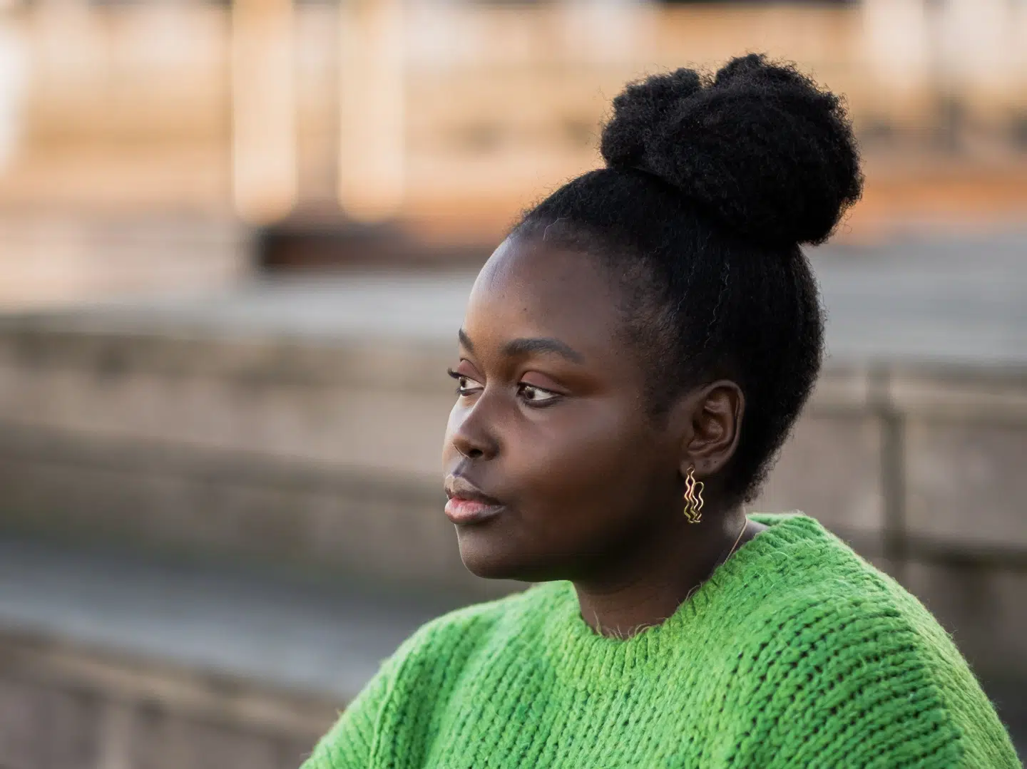 »Vestlige virksomheders dobbeltspil, hvor de fremmer selvkærlighed i Vesten, men samtidig bidrager til selvhad og hvidhedsidealer i resten af verden, udgør en kompleks og tankevækkende problematik,« skriver Josette Niyomwungere.