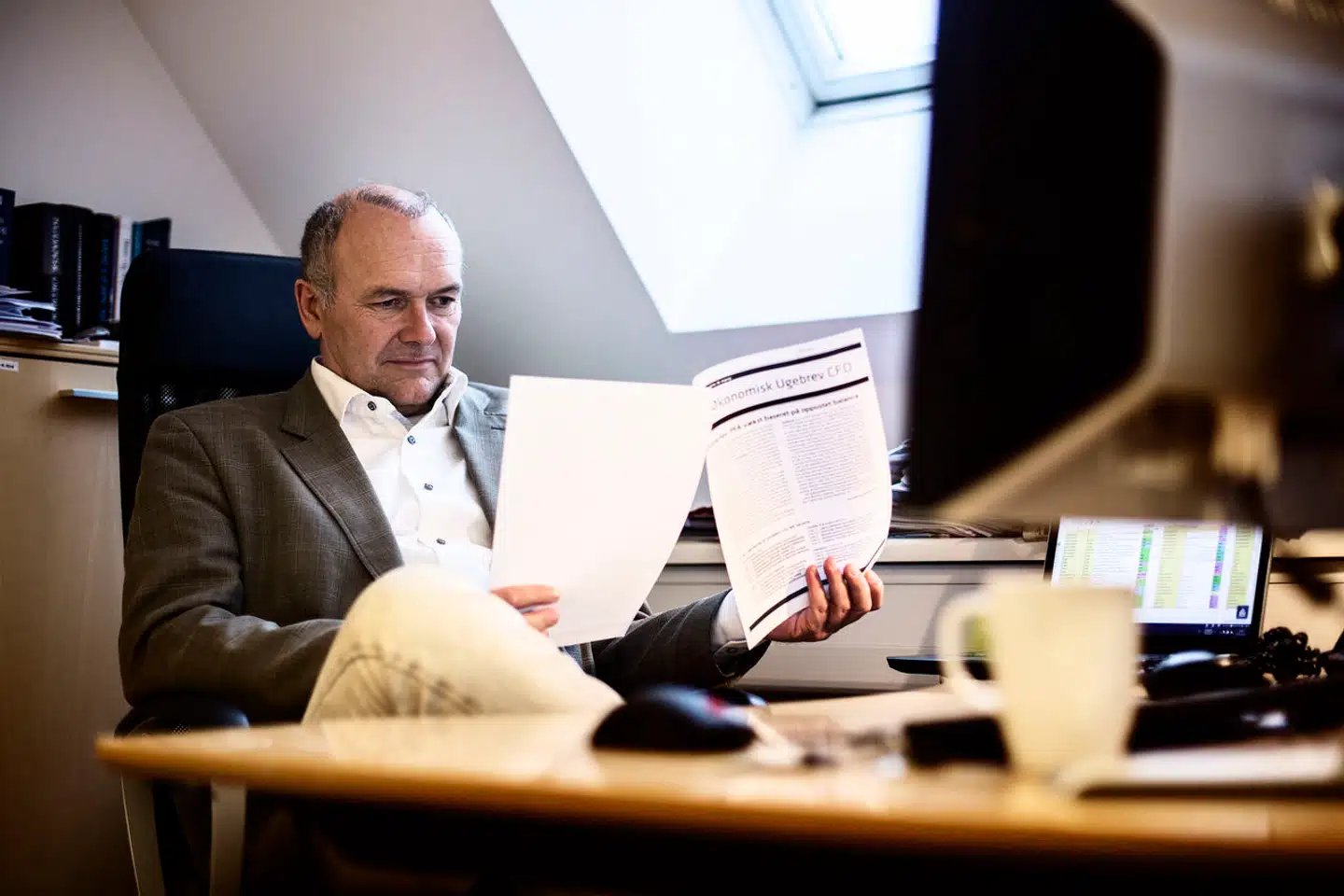 Økonomisk Ugebrev forsøger at fremstå som et objektivt medie, men gør det ikke tydeligt nok for deres læsere, at de kan have en økonomisk interesse i det, de skriver om, vurderer en stribe eksperter.