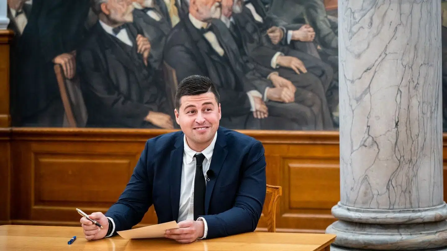 Mike Villa Fonseca, nyvalgt folketingsmedlem for Moderaterne, skriver under på en erklæring om at ville overholde Grundloven i Fællessalen på Christiansborg, onsdag den 16. november 2022.. (Foto: Ida Marie Odgaard/Ritzau Scanpix)