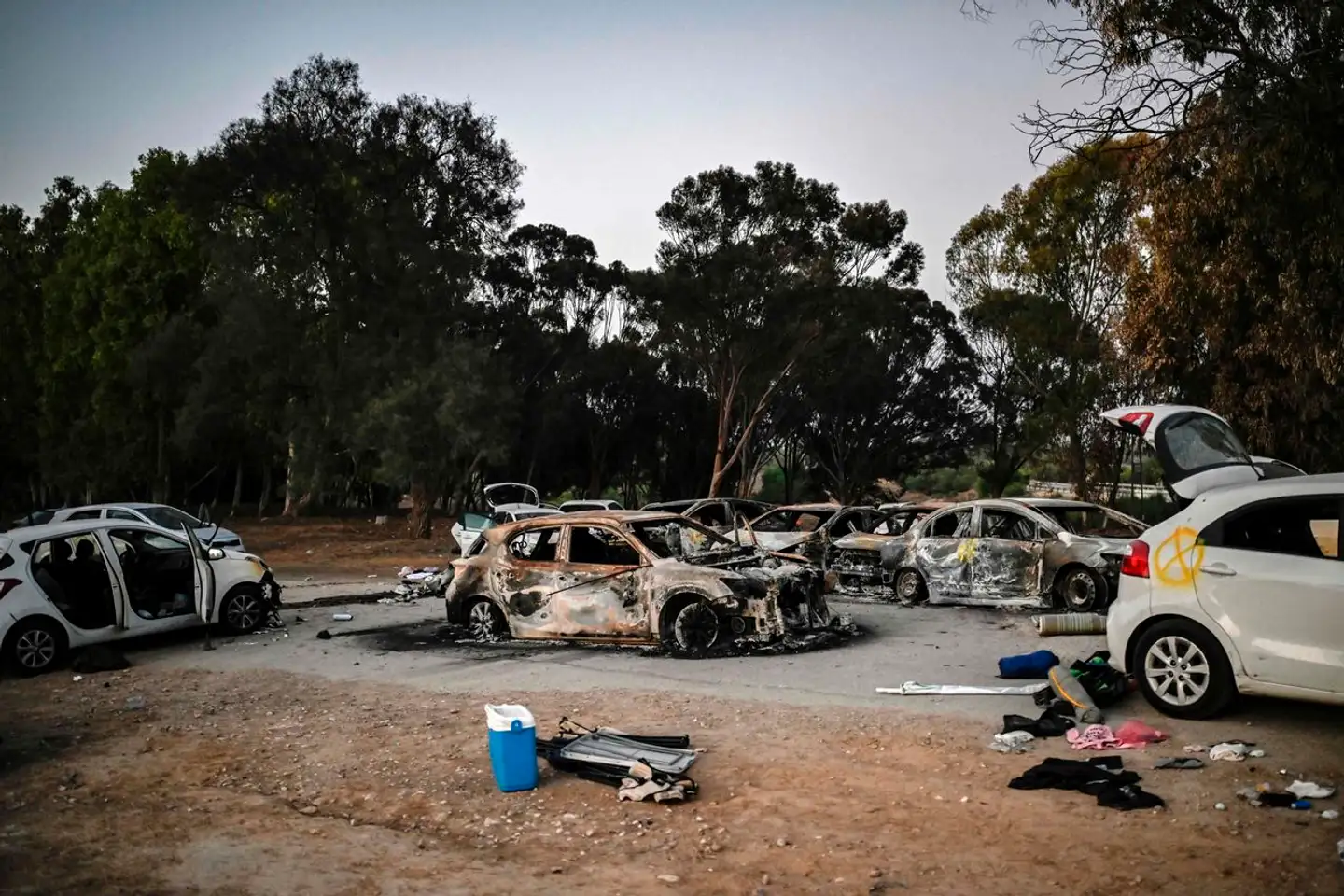 Ødelæggelser efter Hamas' terrorangreb på Supernova-festivalen i det sydlige Israel 7. oktober. Flere end 200 døde.