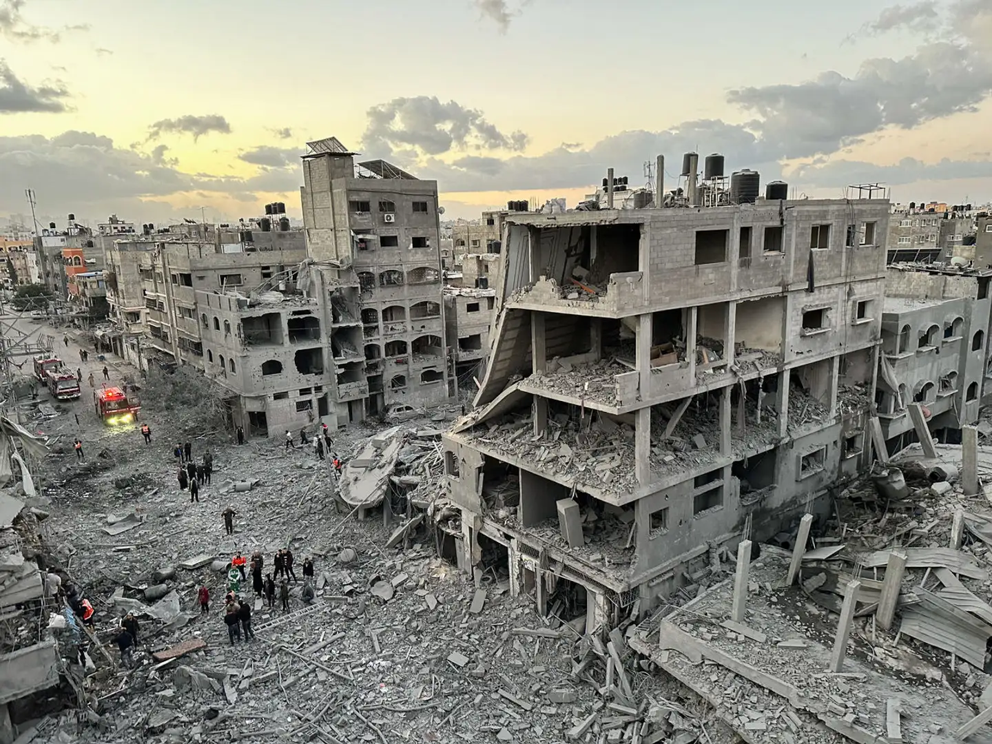 Palæstinensere går omkring efter et israelsk angreb i Jabalia-flygtningelejren i det nordlige Gaza.