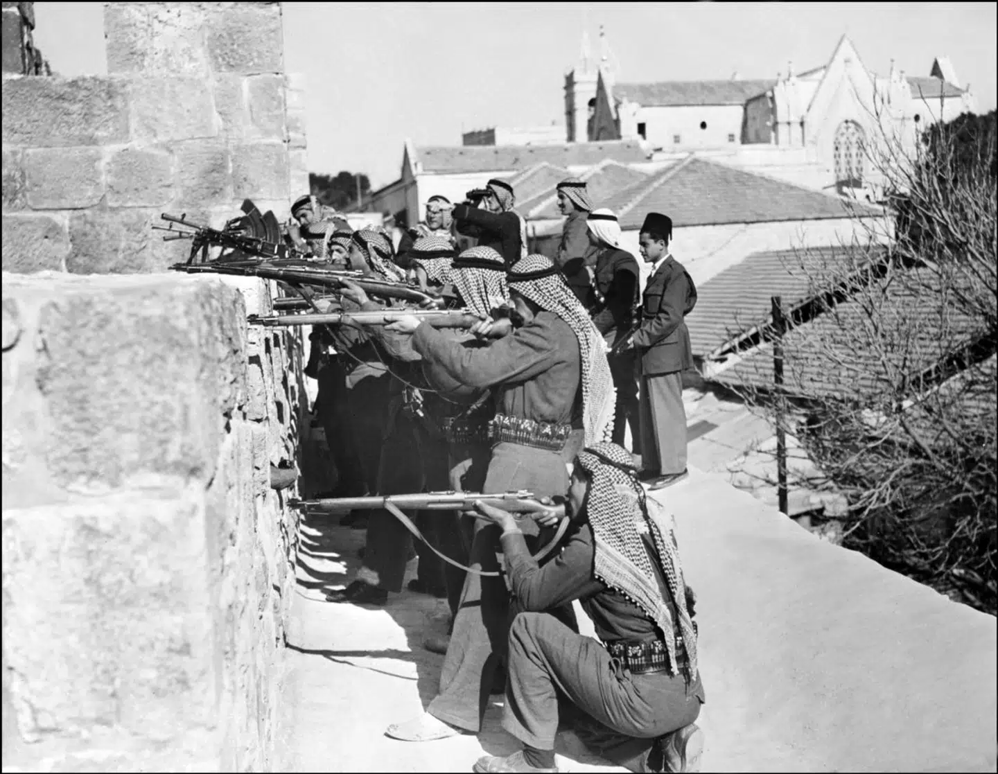 Konflikten mellem Israel og palæstinenserne er ganske rigtigt mere end 75 år gammel. Her kæmper soldater fra Arab Legion mod jødiske styrker i Øst-Jerusalem i marts 1948.