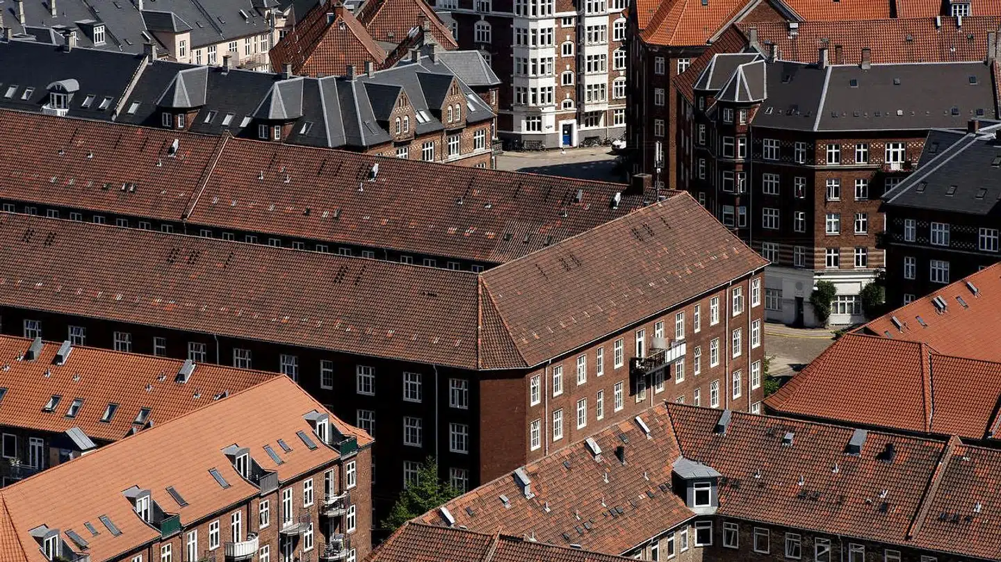 Skal politikerne gribe ind over for de hastigt stigende boligpriser, som Nationalbanken ønsker, eller skal de holde fingrene væk, som vismændene er fortalere for? Men er der overhovedet optakt til en boligboble?