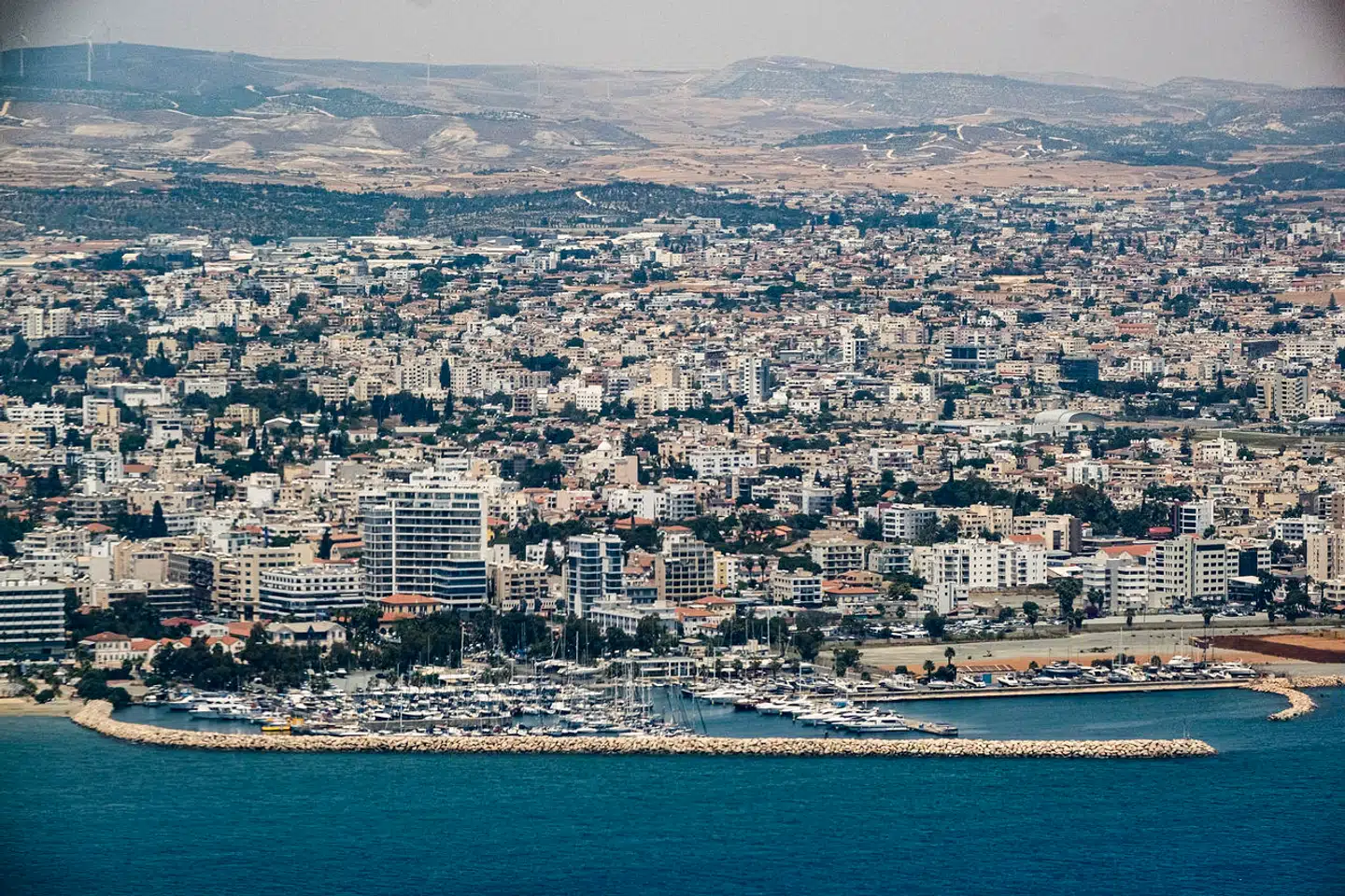 Den danskejede sundhedsklinik Poseidonia Medical Center i havnebyen Larnaca på Cypern er omdrejningspunkt i en skandale.