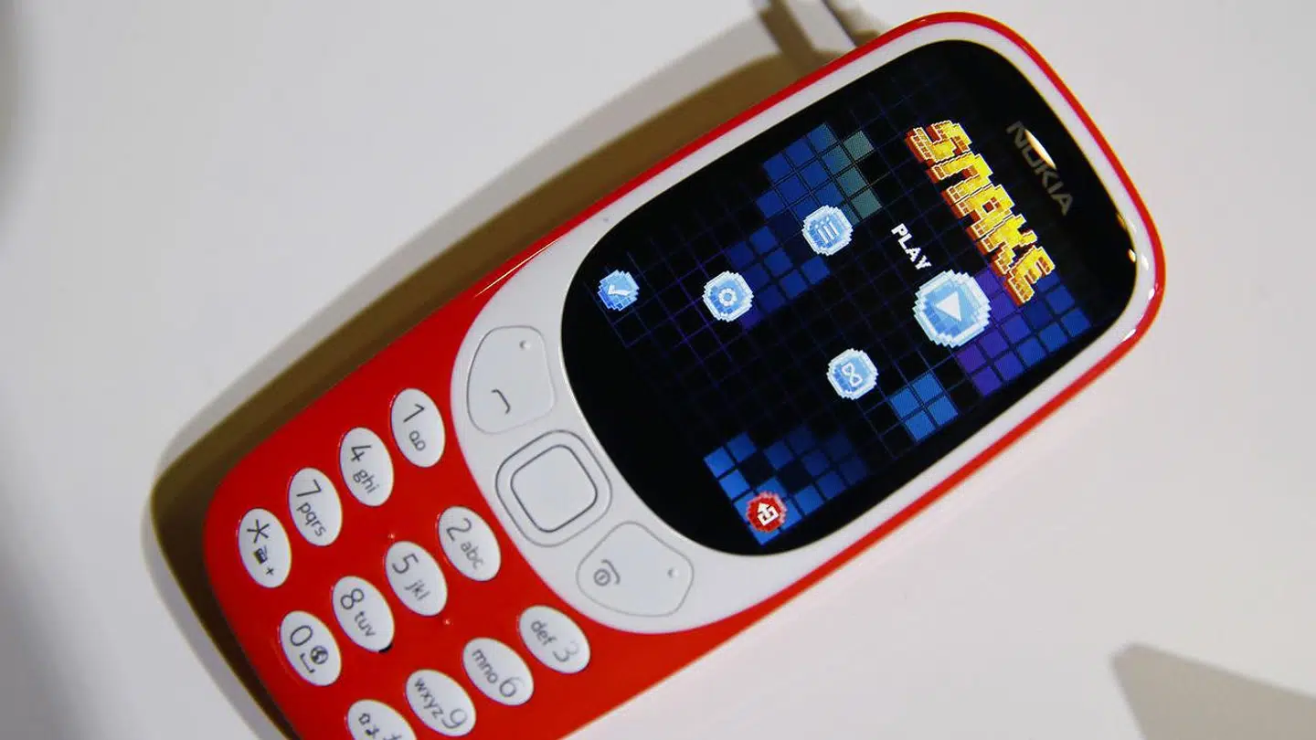Her ses Nokias ikoniske Nokia 3310-mobiltelefon udstillet på 'Mobile World Congress' i Barcelona i Spain 27. februar 2017.