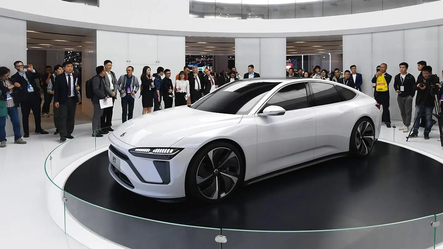 Her ser besøgende på en bil fra den kinesiske elbilproducent NIO. Elbil-aktierne omtales ofte som EV-stocks, hvor EV er en forkortelse for 'electric vehicle'.