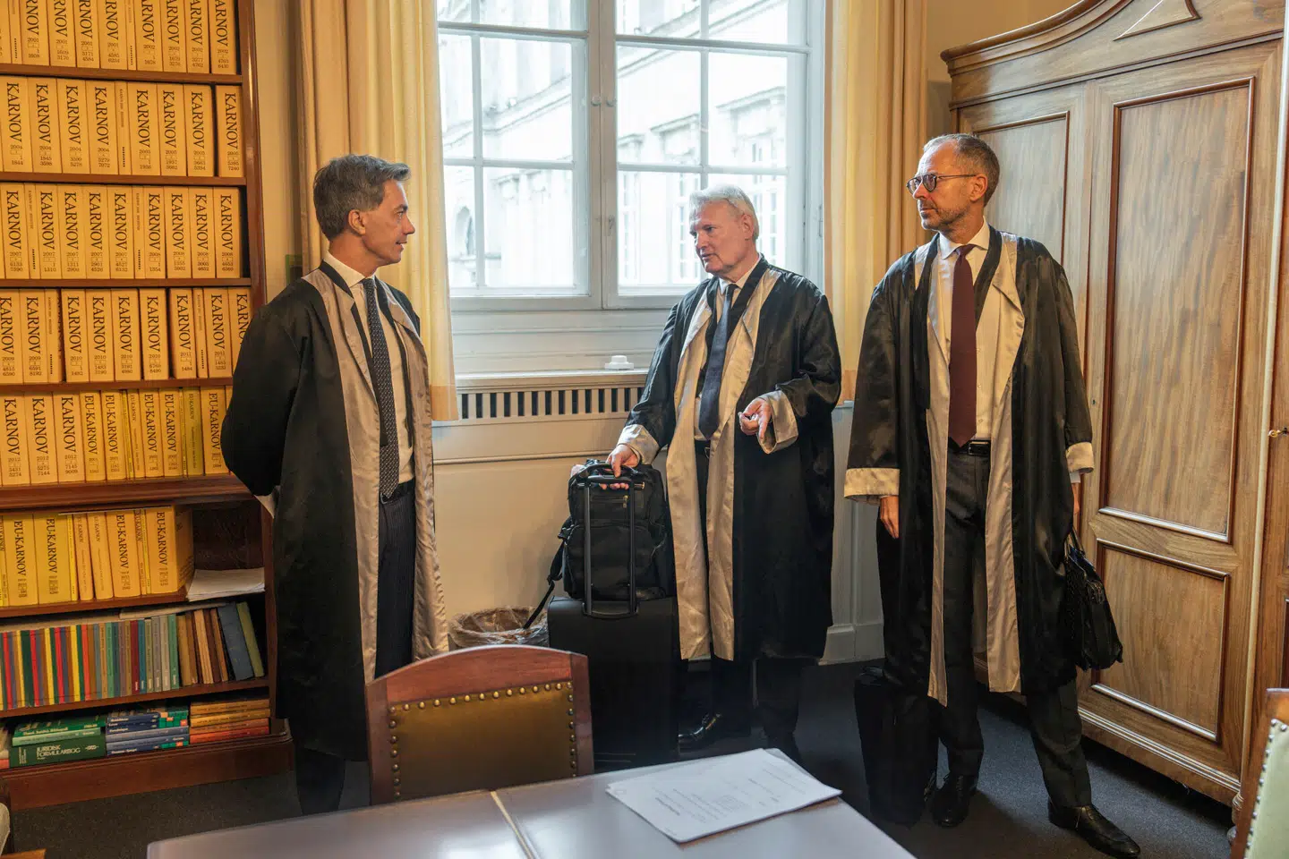 Steffen Sværke og Boris Frederiksen fra Kammeradvokaten og fra Bech-Bruun og Ole Spiermann fra Bruun & Hjejle .