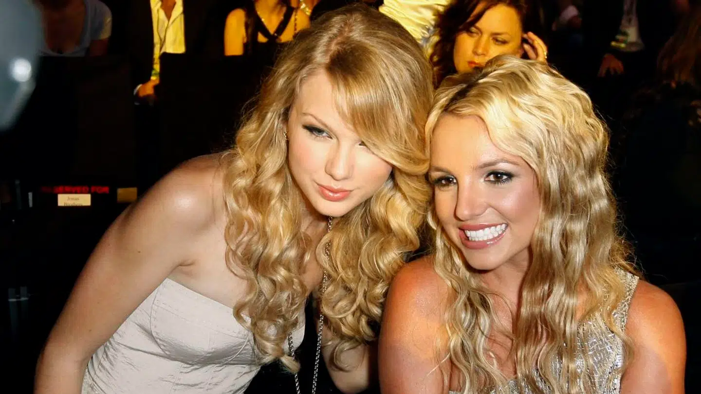 De fleste amerikanere kan godt kende forskel på Taylor Swift (tv.) og Britney Spears (t.h.).