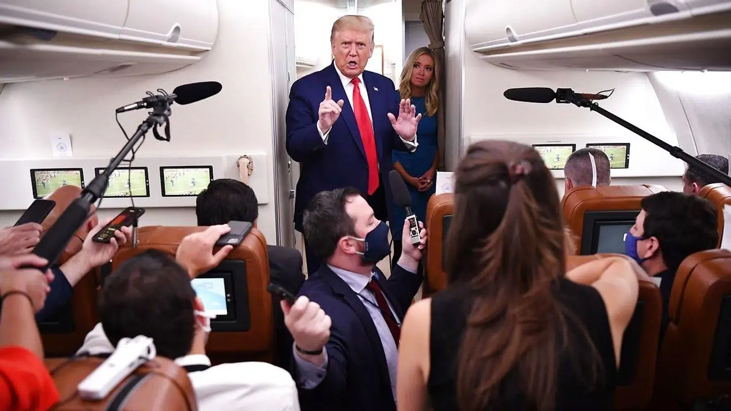 Her ses USAs præsident Trump flankeret af pressechefen for Det Hvide Hus Kayleigh McEnany, imens Trump taler med journalister ombord på Air Force One efter et vælgermøde i Mosinee i Wisconsin 17. september 2020.