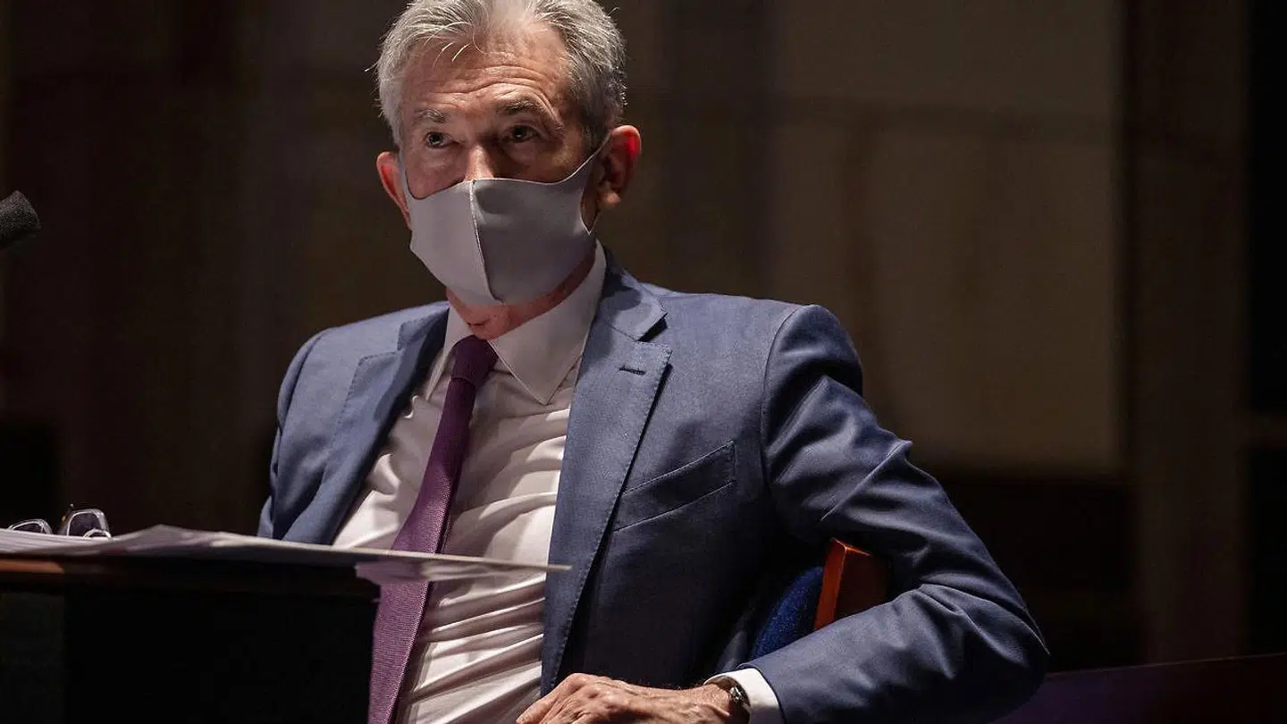 Her ses den amerikanske centralbankchef, Jerome Powell iført en maske under coronakrisen.