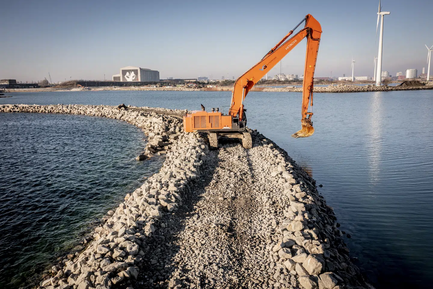 Stendæmningen ved Lynetteholm skal udgøre en del af en vigtig stormflodssikringen i Københavns Havn i fremtiden. Her ses dæmningen i februar 2023. (Arkivfoto).