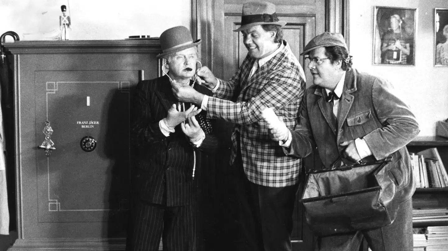 Her ses en scene fra Olsen-banden går amok fra 1973 - den 5. i rækken af 14 Olsen-banden-film. Her er fra venstre mod højre Egon, Benny og Kjeld spillet af Ove Sprogøe, Morten Grunwald, Poul Bundgaard.