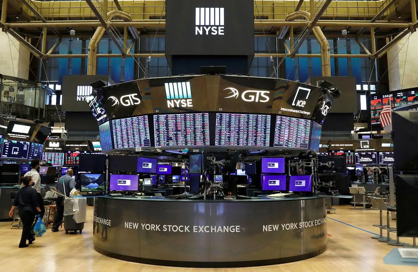 Ifølge SEBs Strategy Team er risikoen for deflation på større på den korte bane, men højere inflation kan stadig vise sig at være det langsigtede strukturelle resultat.