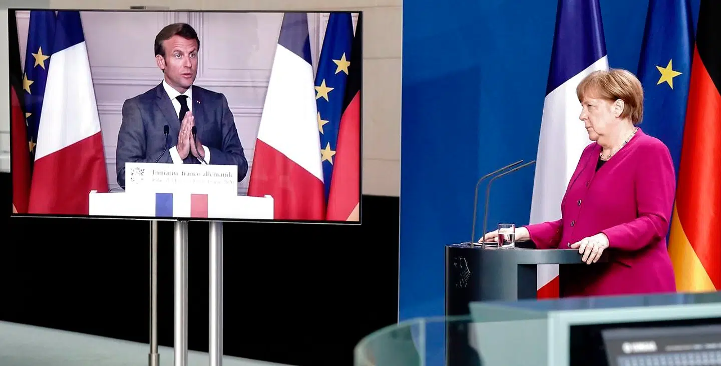 Her ses Tysklands kanseler Angela Merkel, imens hun lytter til Frankrigs præsident Emmanuel Macron under et fælles pressemøde under coronanedlukningen.