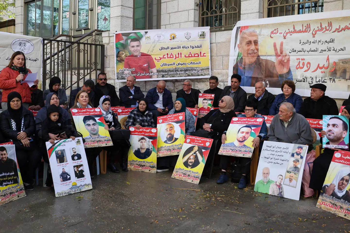 Foran Røde Kors på Vestbredden sad tirsdag familiemedlemmer og støtter af de palæstinensere, der sidder i fængsel i Israel. Ifølge Qatar vil et antal børn og kvinder, der sidder fængslet i Israel, blive frigivet.