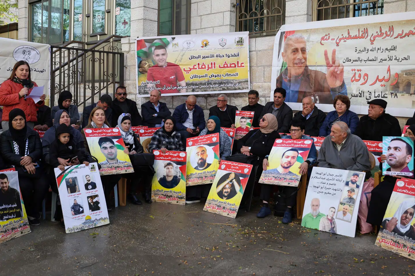 Foran Røde Kors på Vestbredden sad tirsdag familiemedlemmer og støtter af de palæstinensere, der sidder i fængsel i Israel. Ifølge Qatar vil et antal børn og kvinder, der sidder fængslet i Israel, blive frigivet.