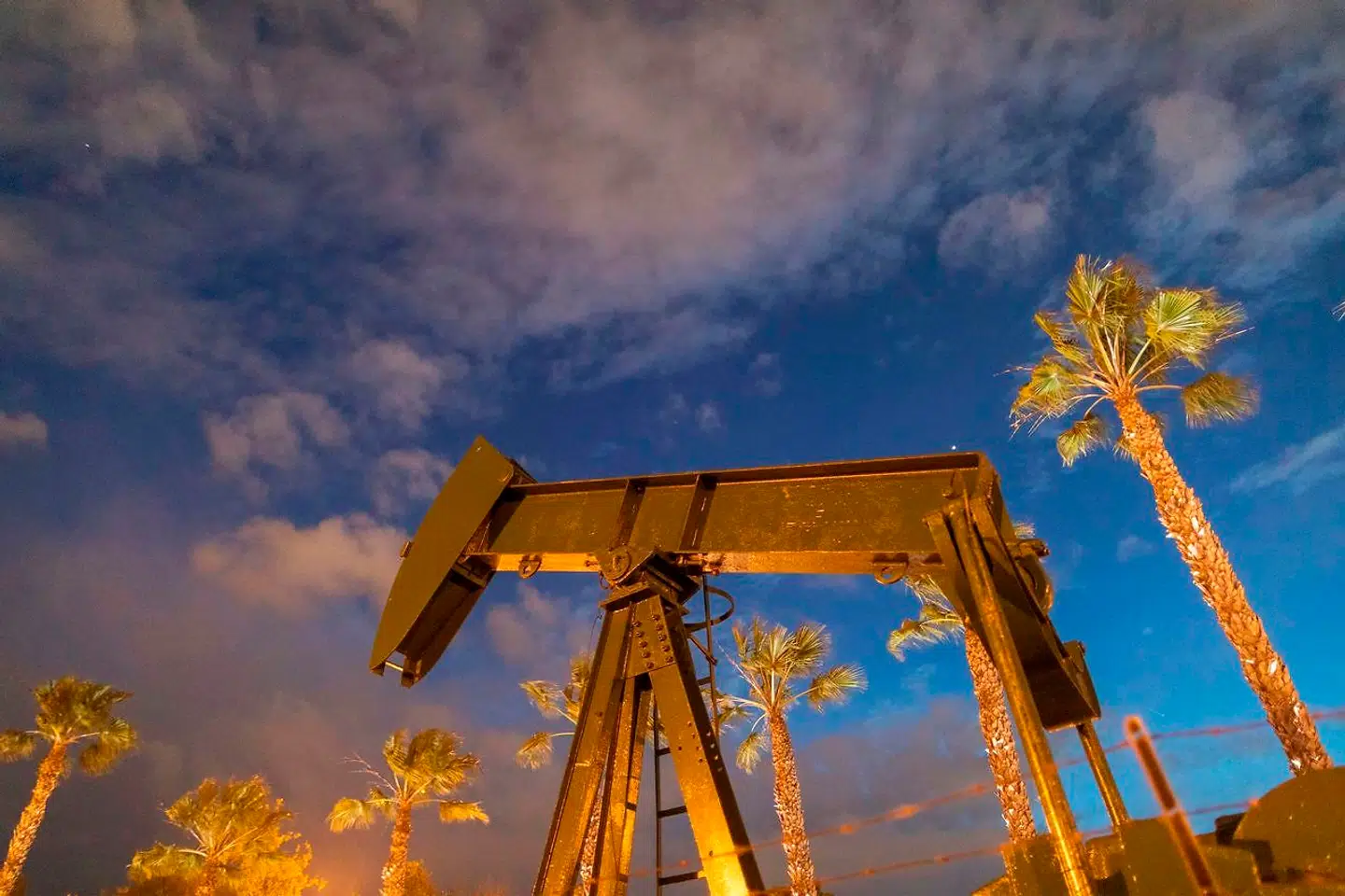 Her ses et oliefelt i Long Beach Oil Field i Discovery Well Park i Signal Hill, California.