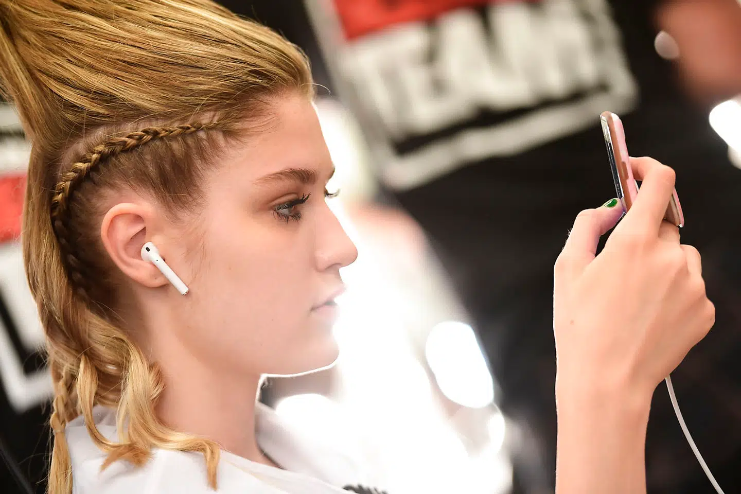 Apple benytter sig af såkaldt 'fabless' fremstilling, hvor selskabet selv står for design og salg af dets hardwareenheder - f.eks. en Apple-telefon - mens det har valgt at outsource produktionen af dets halvledere (på engelsk semiconductors) til en specialiseret producent, der kaldes for et halvlederstøberi (foundry).