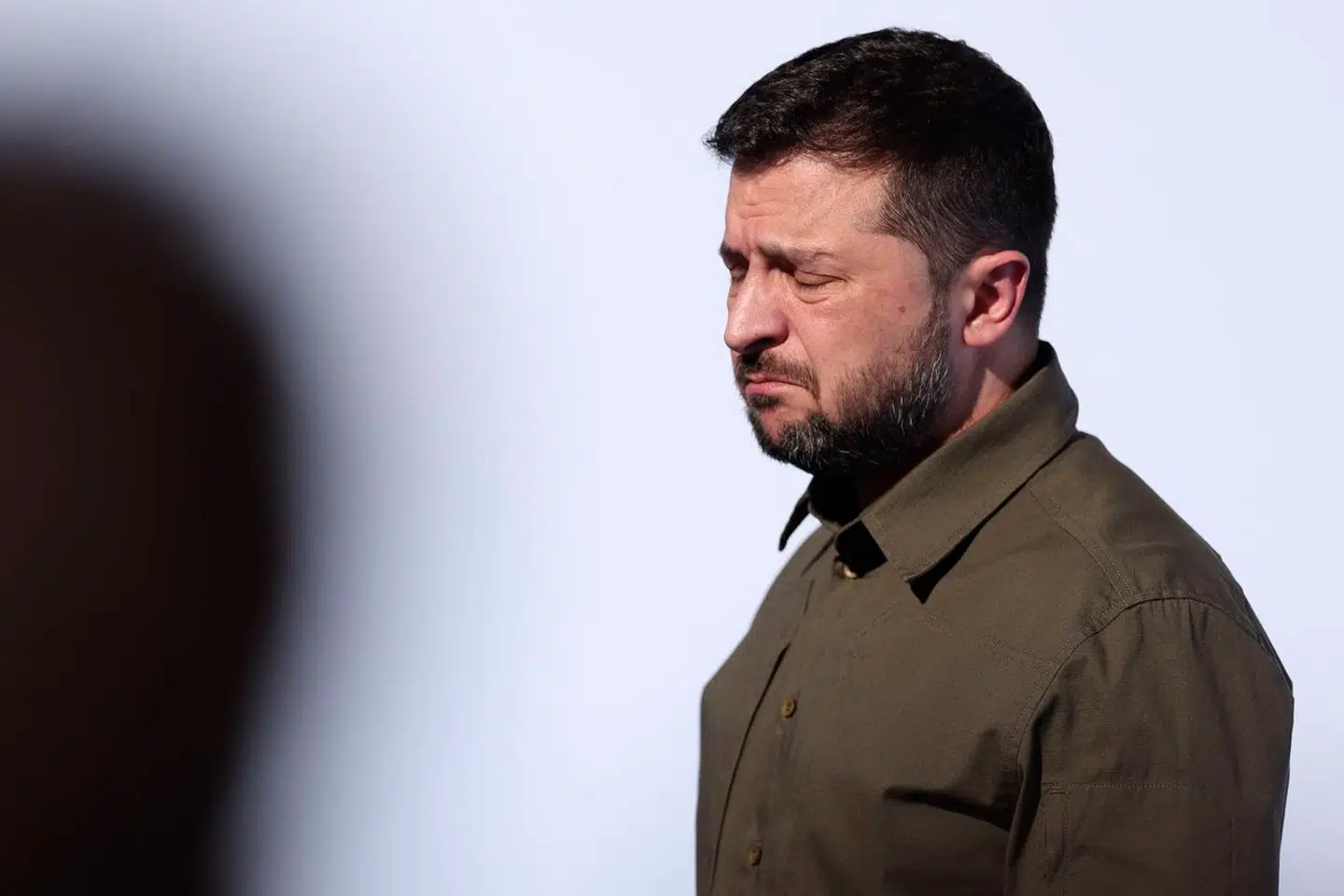 De har stået skulder ved skulder under krigen, men nu knager det i forholdet mellem præsident Zelenskyj og landets øverste general. Det viser en meget offentlig irettesættelse.