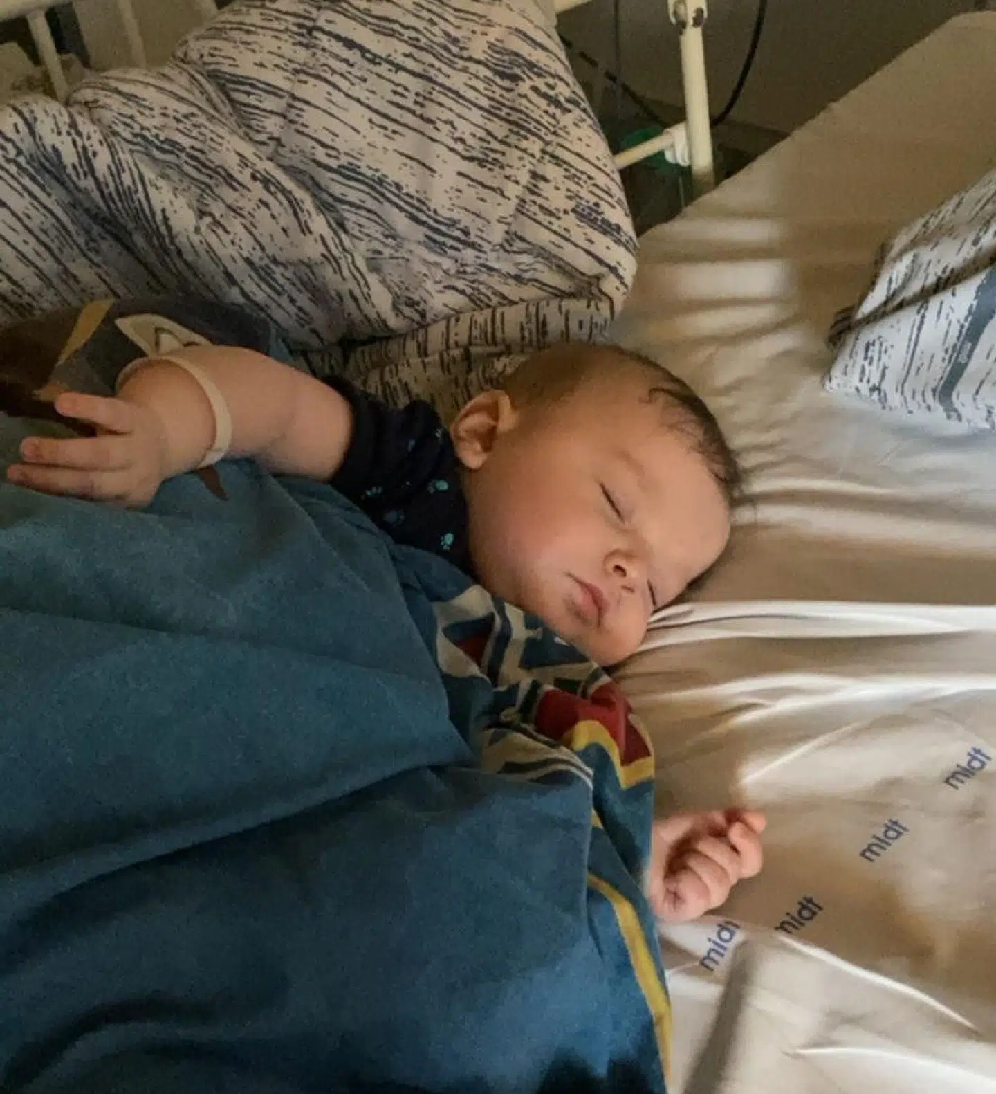 Aske sover på hospitalet.