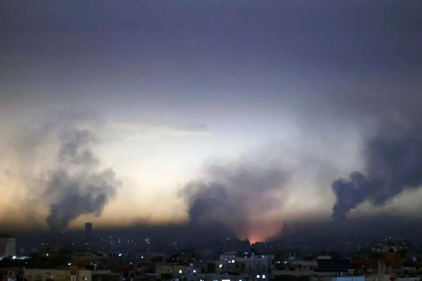 Overholdes den fire dages våbenhvile, bliver det en tiltrængt pause for de civile i Gaza. Men også for Hamas, der får tid til at regruppere, siger Carolina Kamil. Her ses røg fra et israelsk angreb i det sydlige Gaza 21. november.