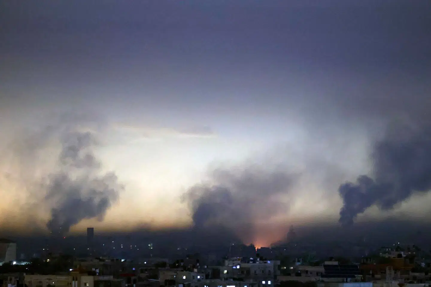 Overholdes den fire dages våbenhvile, bliver det en tiltrængt pause for de civile i Gaza. Men også for Hamas, der får tid til at regruppere, siger Carolina Kamil. Her ses røg fra et israelsk angreb i det sydlige Gaza 21. november.