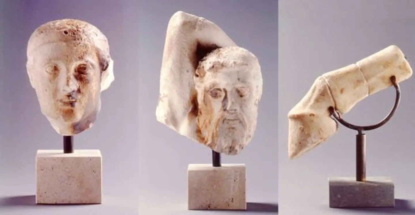 Nationalmuseet er blevet mødt med krav fra Grækenland om at aflevere disse to hoveder i marmor og denne hestehov, der har været en del af Nationalmuseets samling i Danmark i mere end 300 år. Genstandene stammer oprindeligt fra Parthenontemplet i Athen.