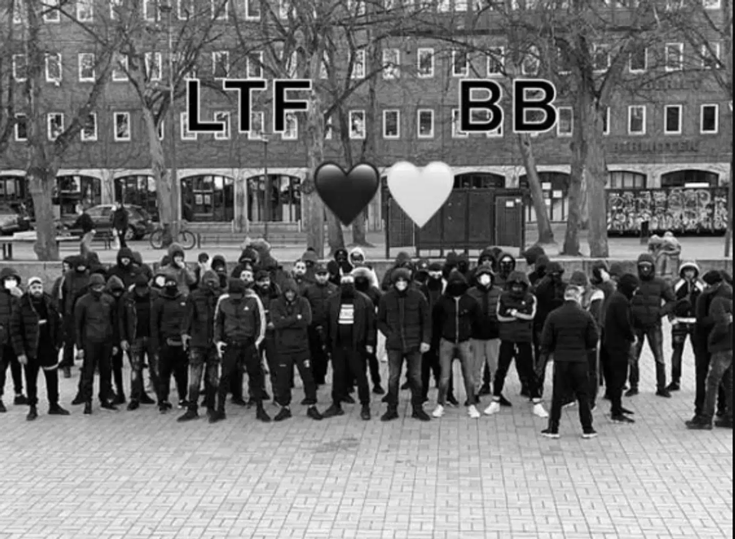 Dagen efter samlingen på Blågårds Plads kunne man 27. marts 2022 på sociale medier se dette billede af alliancen mellem LTF og Brabrand-gruppen fra Århus-området.
