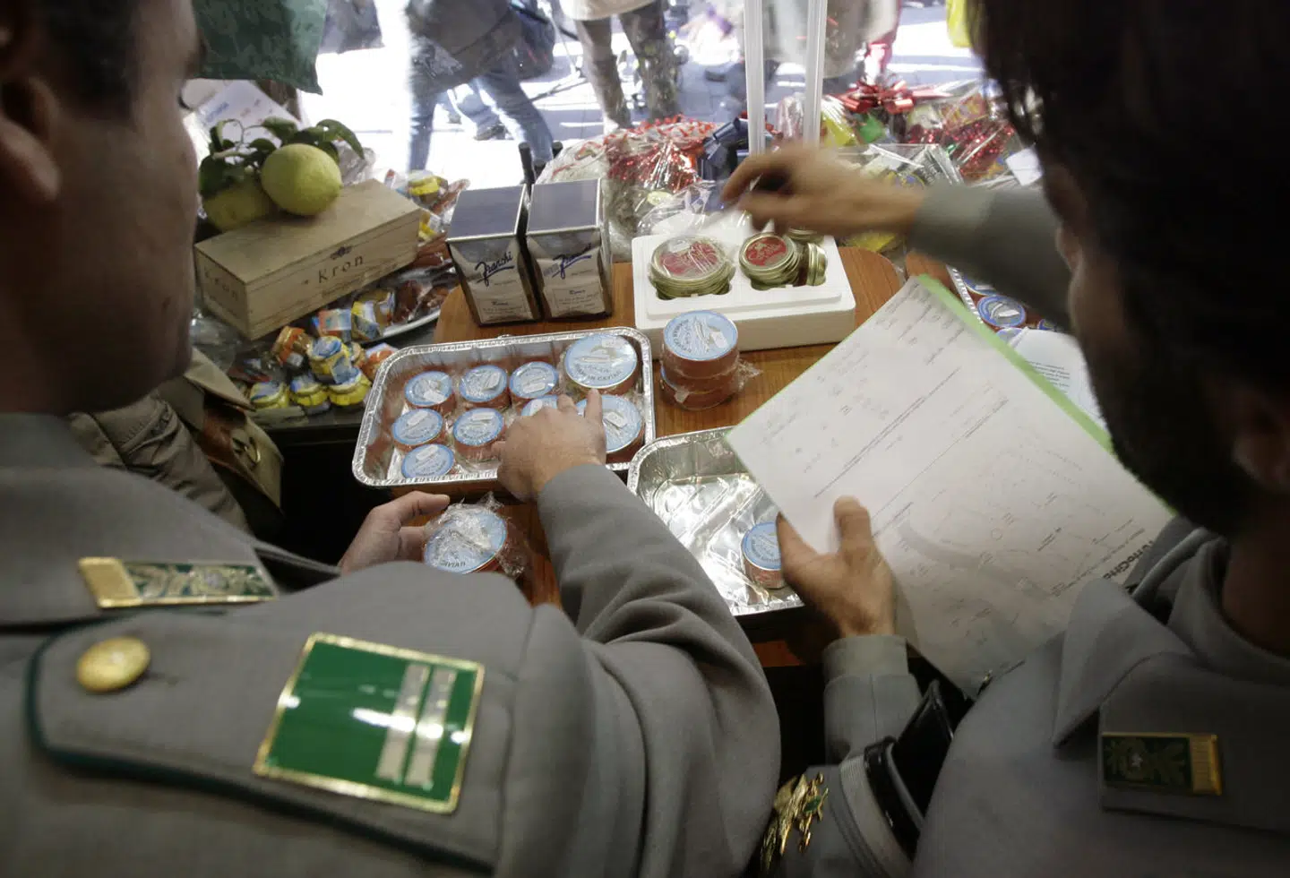 Det er ikke første gang at disse rygter har svirret. Her ses de italienske myndigheder i 2007, der gennemgår beslaglagt kaviarforsendelse. Arkivfoto: Andrew Medichini, Scanpix