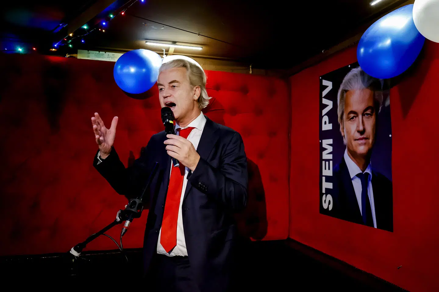 PVV-leder Geert Wilders talte på valgaftenen onsdag i Holland, hvor det tyder på stor sejr til hans islamkritiske parti.