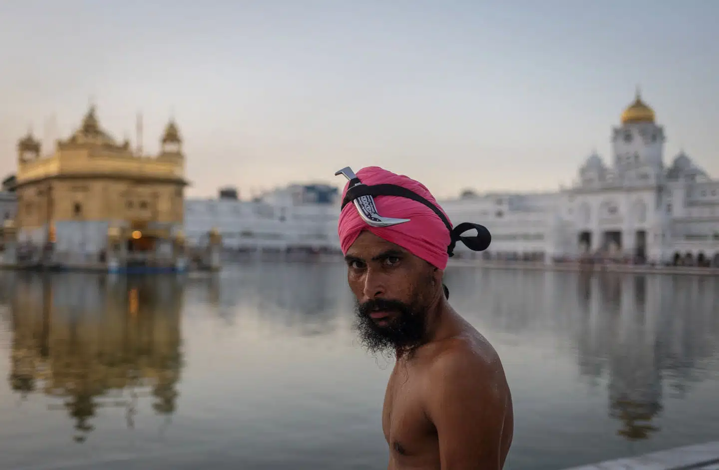 Her ses en sikh-troende foran Det Gyldne Tempel i Amritsar i Punjab i Indien. Stod det til sikh-separatisterne, var området i dag sit eget land. Det er Indien stor modstander af.