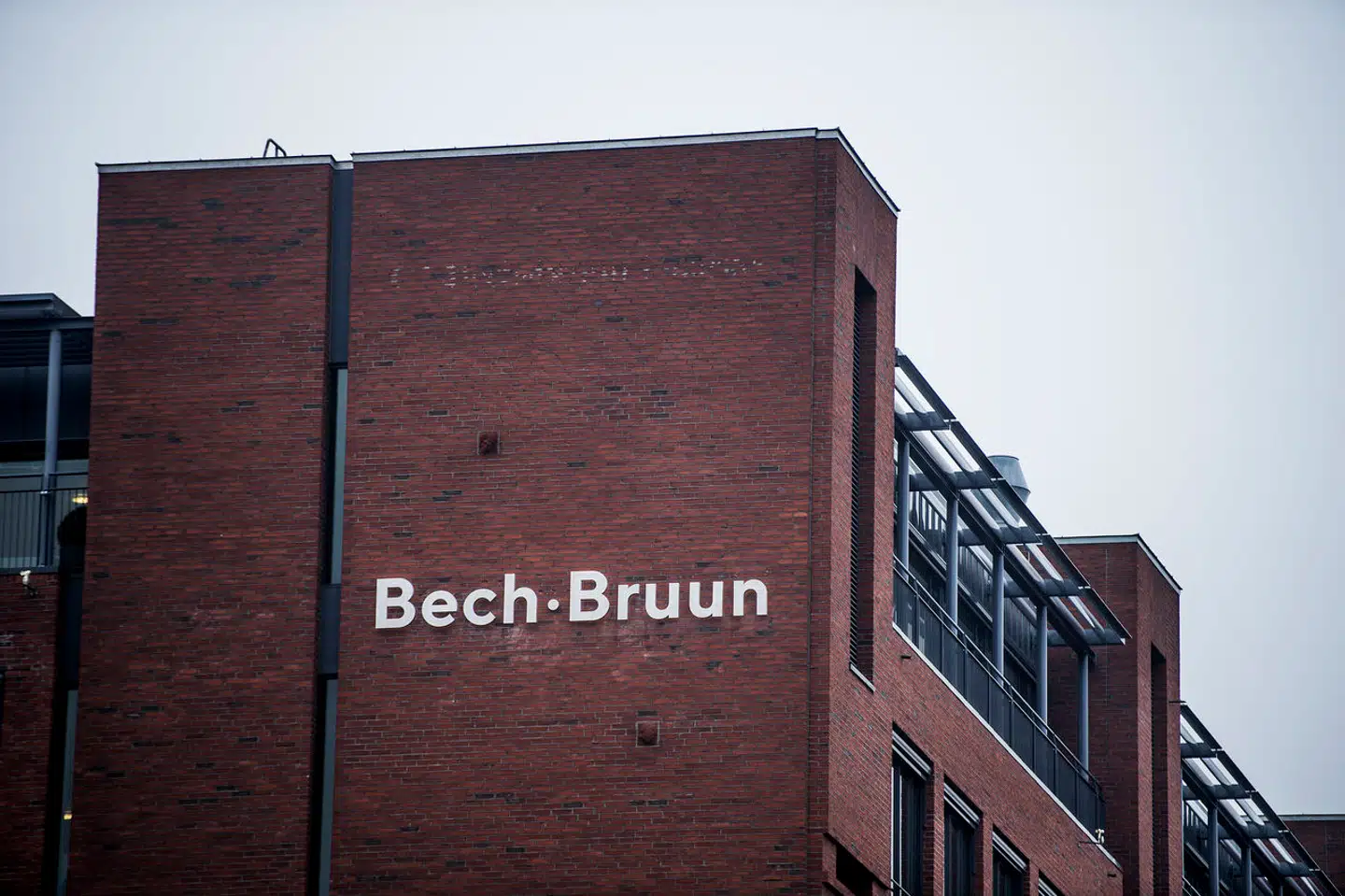 Den kriminelle aktør er sluppet for økonomisk straf, mens et dansk advokatfirma, der højst stod i andet geled på et ret tidligt tidspunkt i forløbet, må tage skraldet, mener juraprofessor Michael Gøtze.