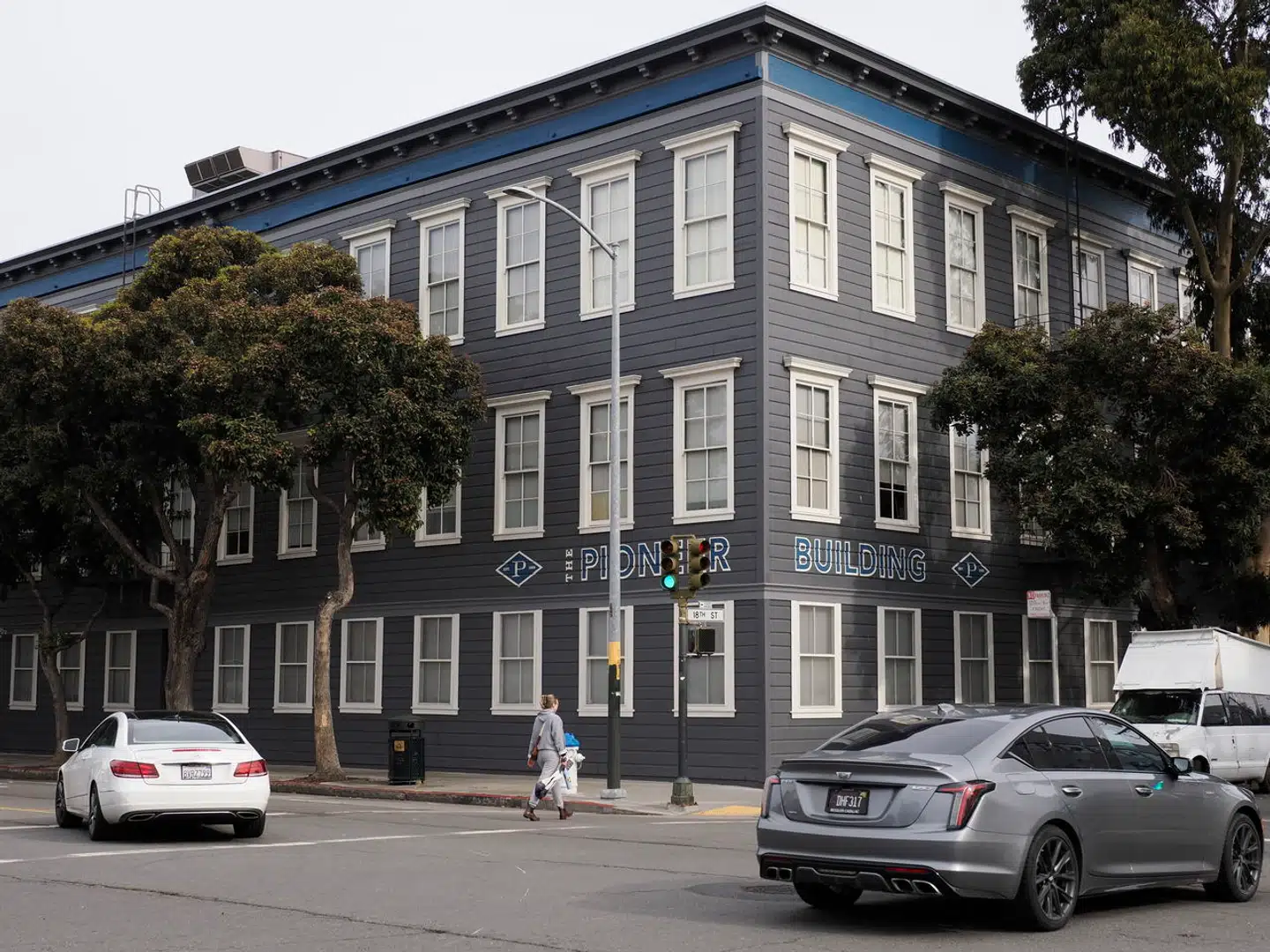 Det er her i OpenAIs hovedkontor i San Francisco på den amerikanske vestkyst, at man tilsyneladende står foran et gennembrud med en ny teknologi, som skræmte forskere derfor valgte at informere bestyrelsen om, kort før fyresedlen til topchefen faldt i fredags.