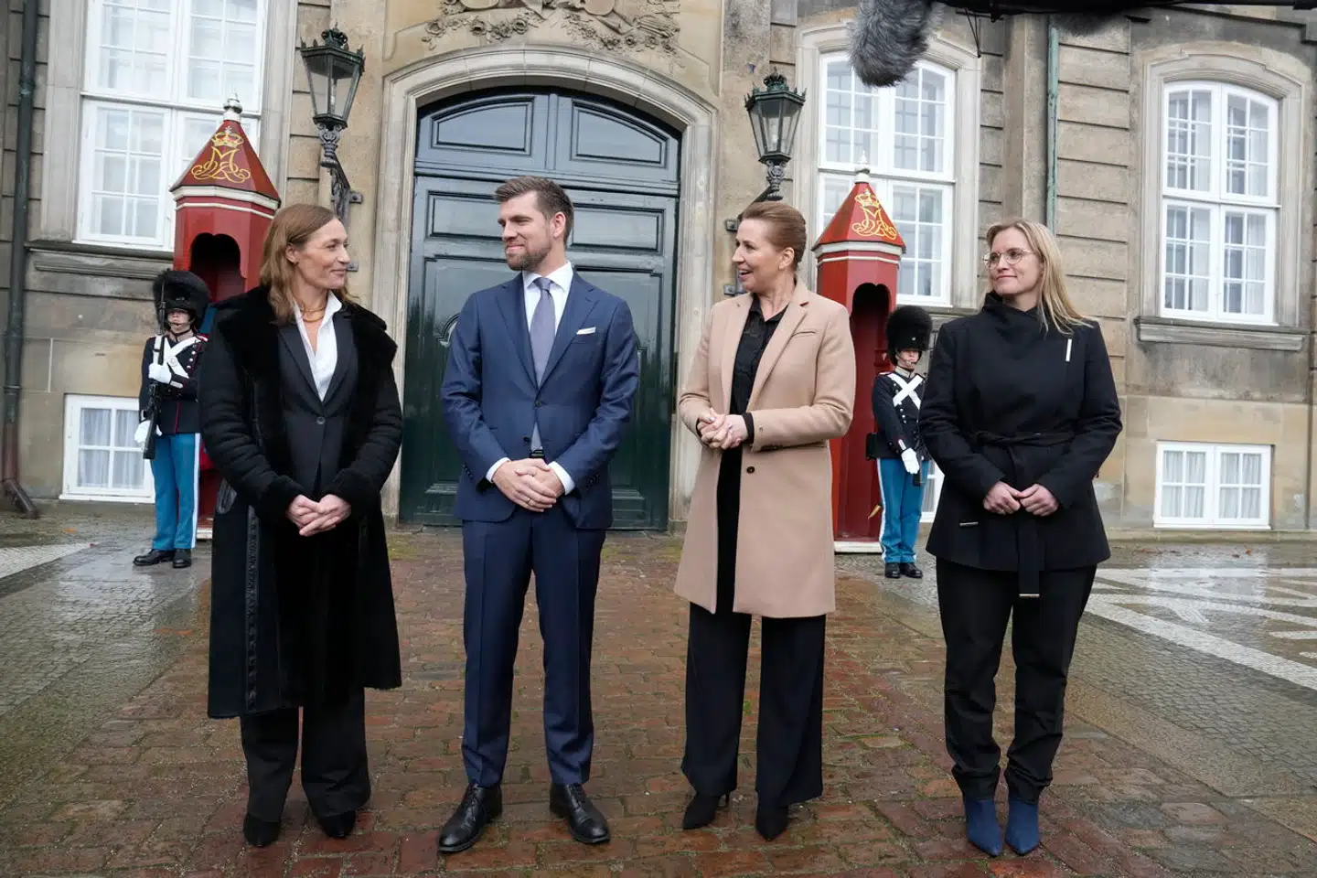 Statsminister Mette Frederiksen (S) præsenterer torsdag sine nye ministre uden for Amalienborg. Her erklærer hun sig »meget, meget glad« for det nye hold, som hun glæder sig til at samarbejde med.
