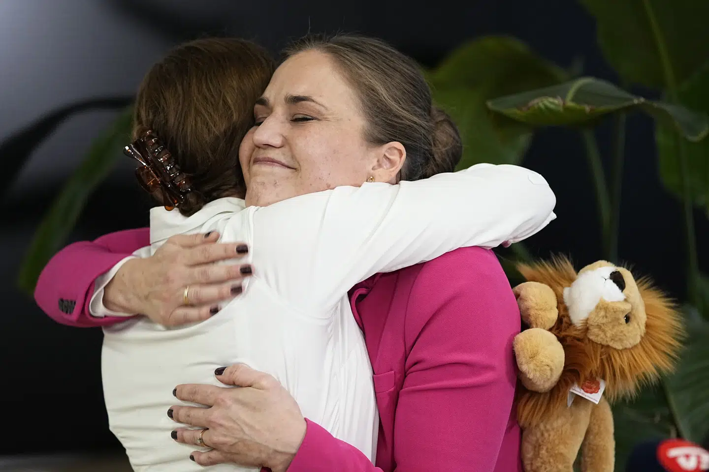 Maria Bjerre fik en stor krammer af Mia Wagner, selv om Wagner snuppede Bjerres ministerposter.