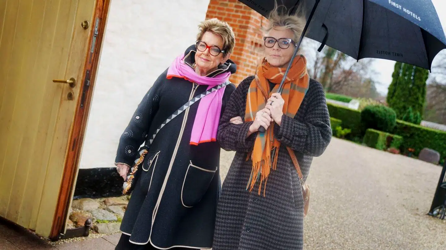 Ghita Nørby og Benedikte Hansen ankommer til skuespiller Jørgen Holger Reenbergs begravelse i Søllerød Kirke, torsdag den 23. november 2023.. (Foto: Liselotte Sabroe/Ritzau Scanpix)