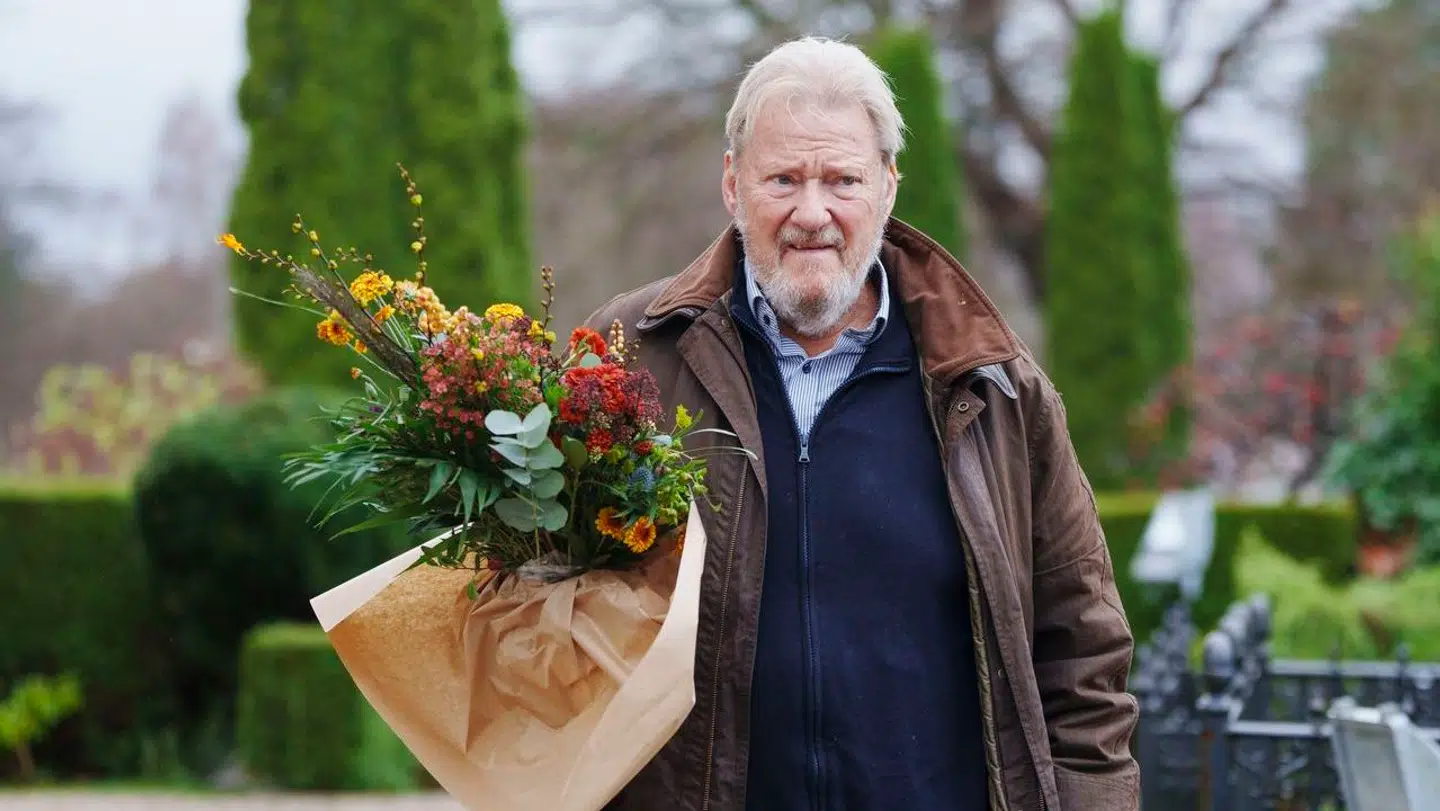 Waage Sandø ankommer til skuespiller Jørgen Holger Reenbergs begravelse i Søllerød Kirke, torsdag den 23. november 2023.. (Foto: Liselotte Sabroe/Ritzau Scanpix)